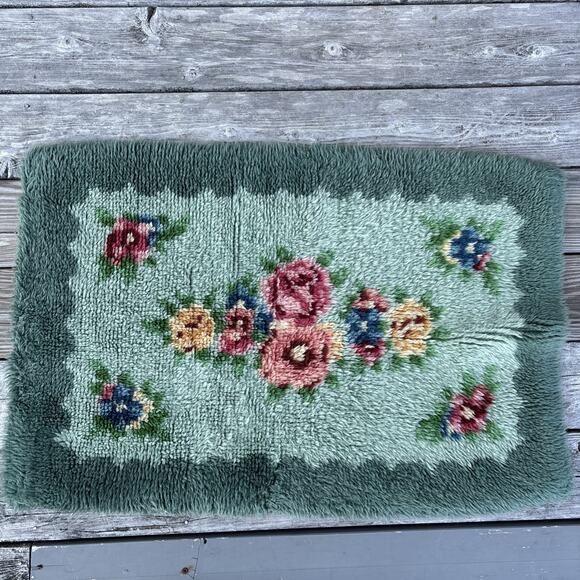 Vintage Hand Tufted Latch Hook Wool Rug Green Floral 23x35 Cottagecore - Picture 1 of 11
